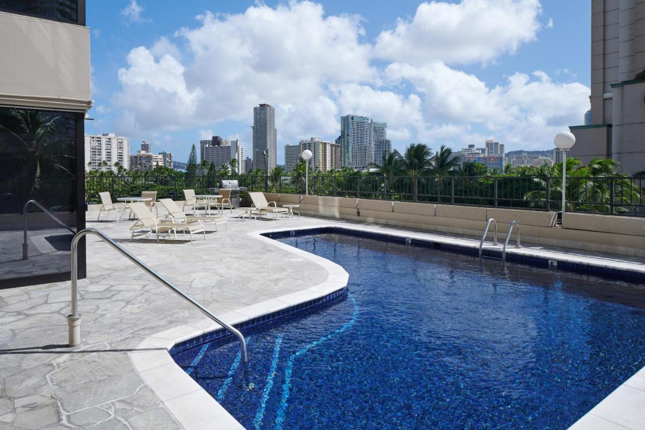 luxury resorts near ala moana park